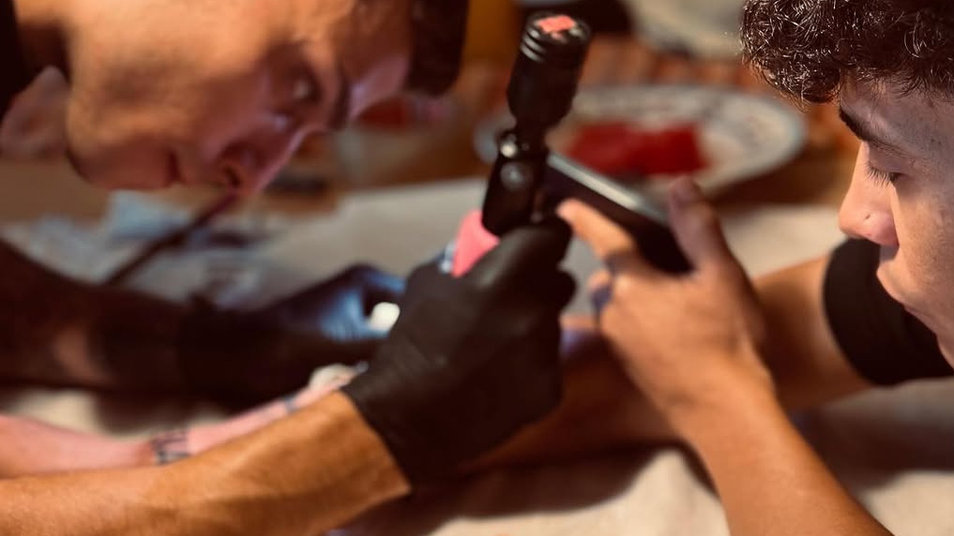 Leonardo tatuando en sesión