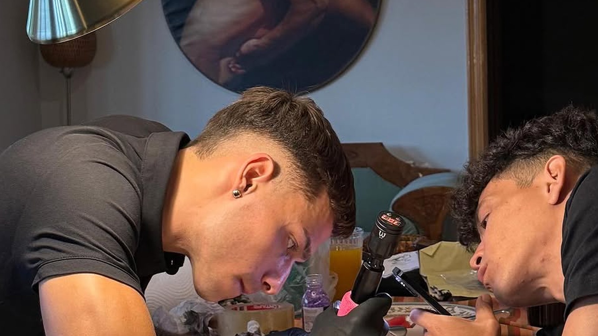 Sesión de tatuaje en Jaleo