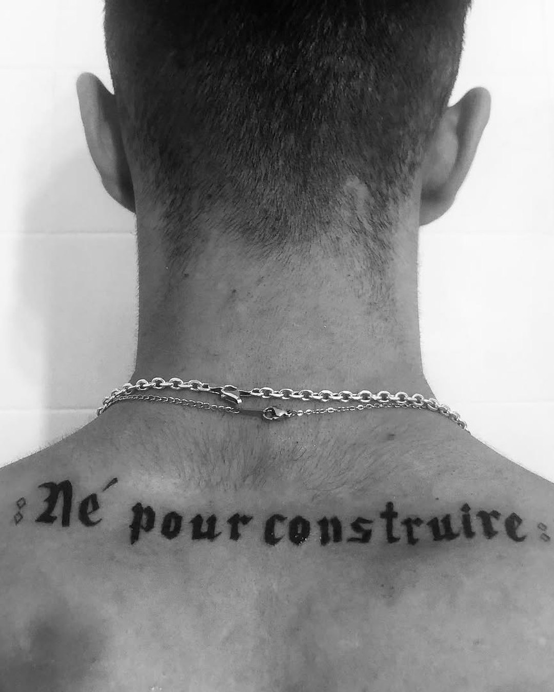 Lettering gótico en la nuca